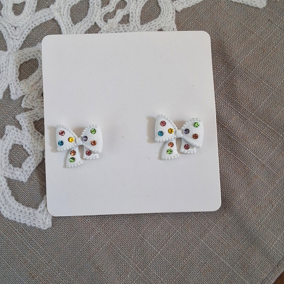 💥SALE💥NEW White Multi-Color Rhinestone Bow Earrings - Picture 4 of 4
